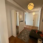 Moebelierte 3-zm-wohnung Mit Luxurioeser Innenausstattung In Zentrum Apartment