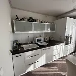 Moebelierte 3-zm-wohnung Mit Luxurioeser Innenausstattung In Zentrum Apartment
