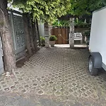 Moebelierte 3-zm-wohnung Mit Luxurioeser Innenausstattung In Zentrum Dusseldorf