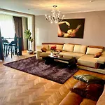 Moebelierte 3-zm-wohnung Mit Luxurioeser Innenausstattung In Zentrum Apartment