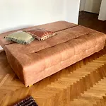 Moebelierte 3-Zm-Wohnung Mit Luxurioeser Innenausstattung In Zentrum