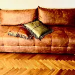 Moebelierte 3-Zm-Wohnung Mit Luxurioeser Innenausstattung In Zentrum