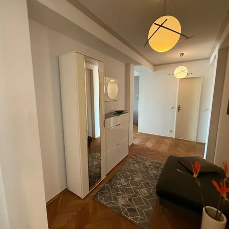 Möbelierte 3-zimmer-wohnung Mit Luxuriöser Innenausstattung In Zentrum Apartment