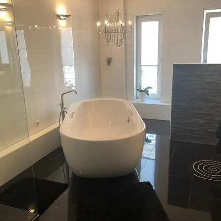 Apartment Möbelierte 3-zimmer-wohnung Mit Luxuriöser Innenausstattung In Zentrum Düsseldorf