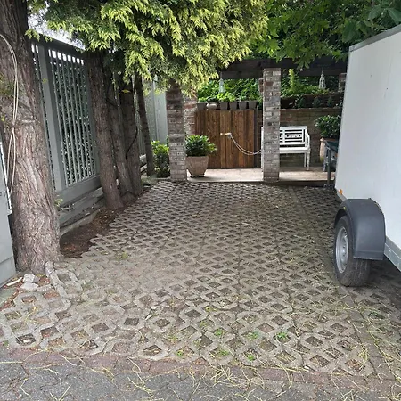 Möbelierte 3-zimmer-wohnung Mit Luxuriöser Innenausstattung In Zentrum Düsseldorf