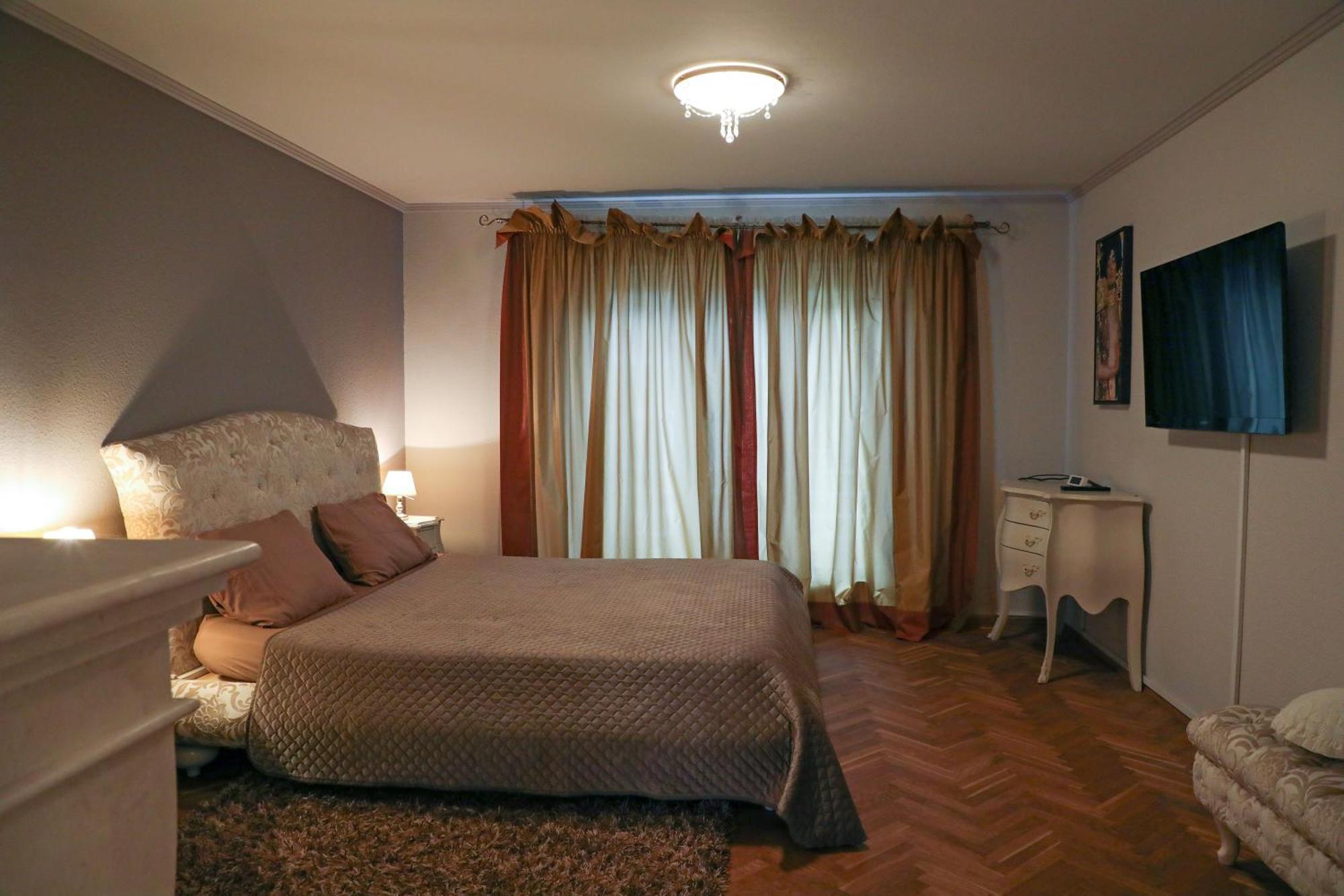 Moebelierte 3-zm-wohnung Mit Luxurioeser Innenausstattung In Zentrum *