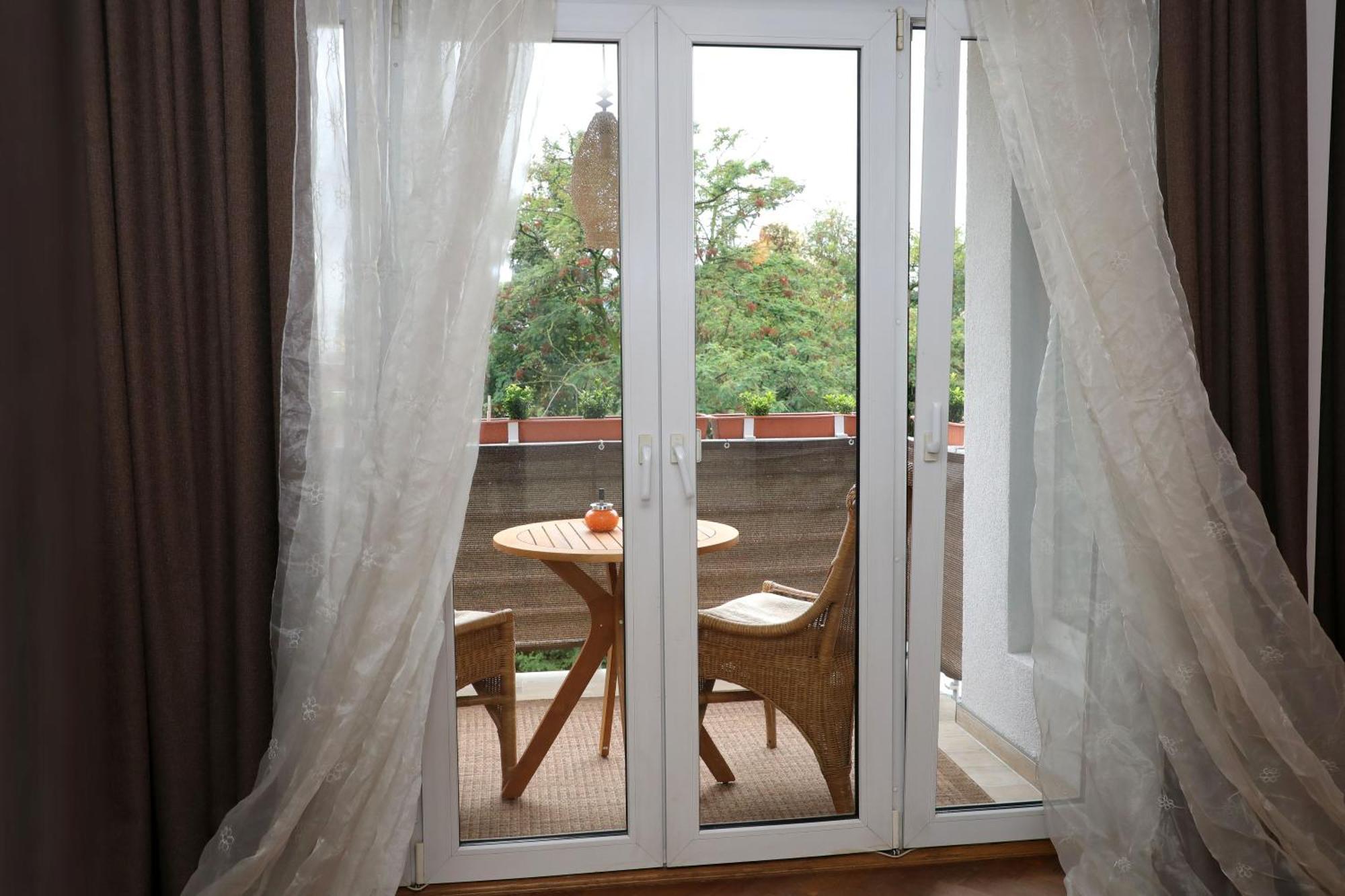 Moebelierte 3-zm-wohnung Mit Luxurioeser Innenausstattung In Zentrum Appartement *