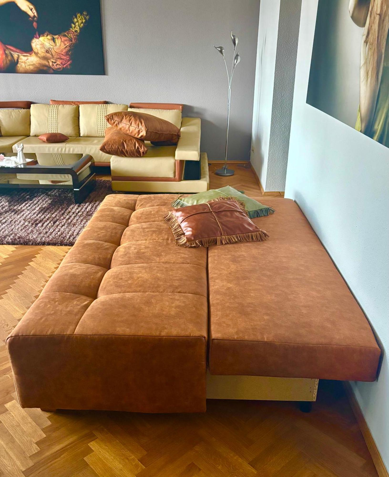 Moebelierte 3-zm-wohnung Mit Luxurioeser Innenausstattung In Zentrum *